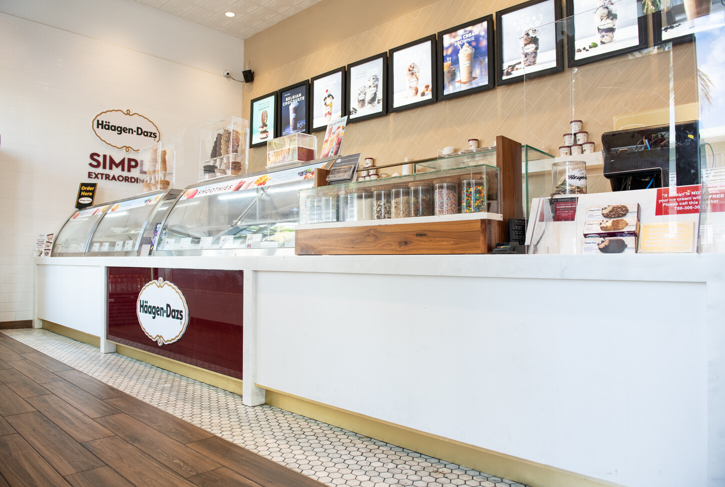 Painted glass panel in Häagen-Dazs purple with brand medallion on the Miami service counter