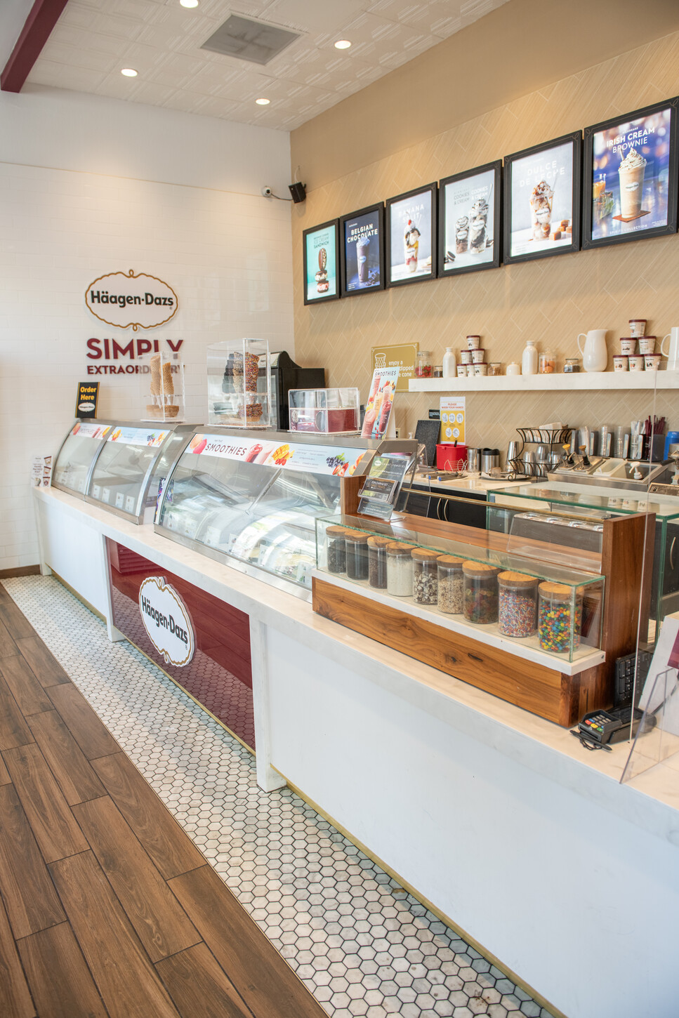 Häagen-Dazs Miami retail build-out - white solid-surface countertop and shelving