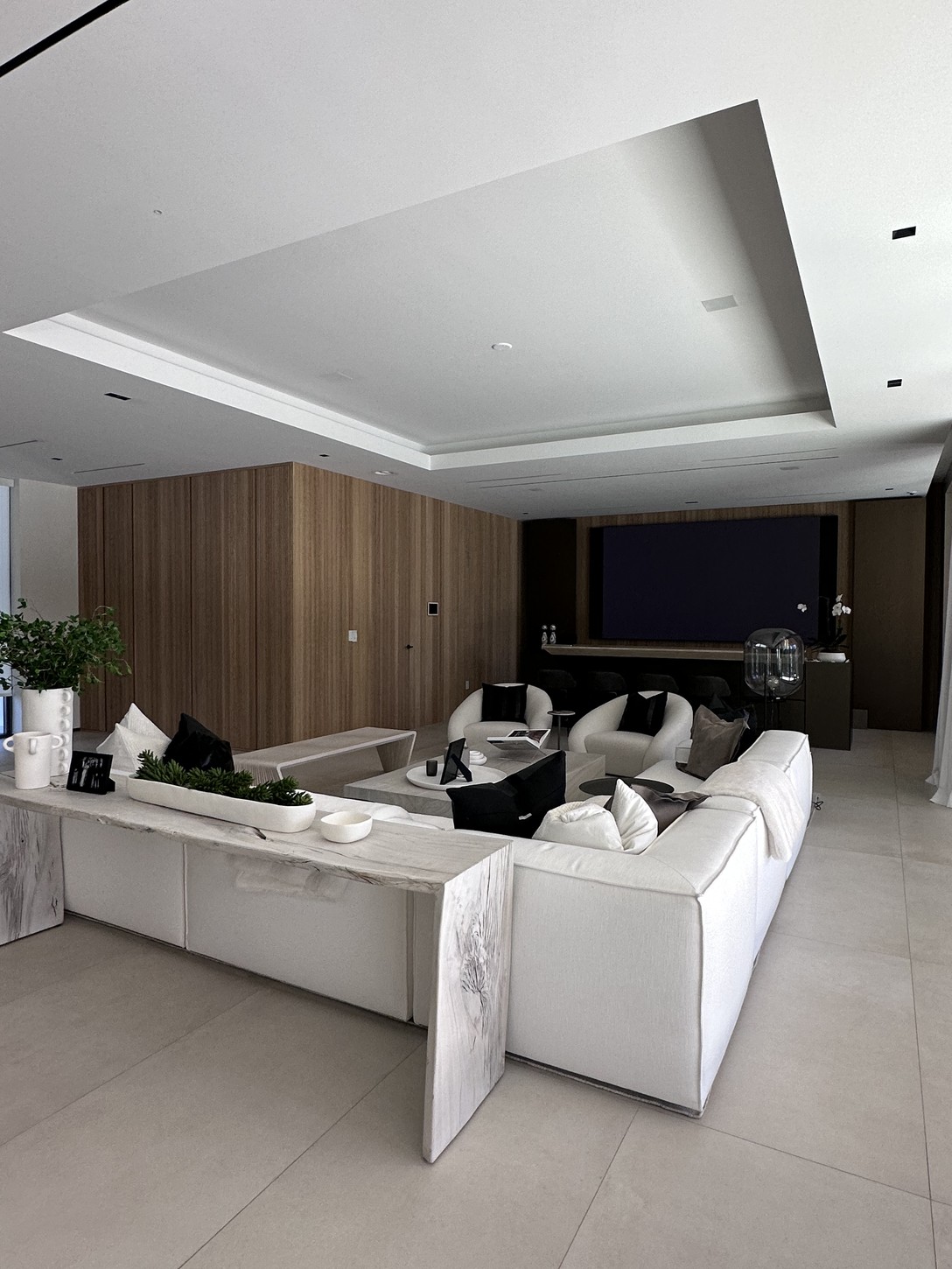 Exterior of a Coral Gables residence with infinity pool and covered outdoor kitchen